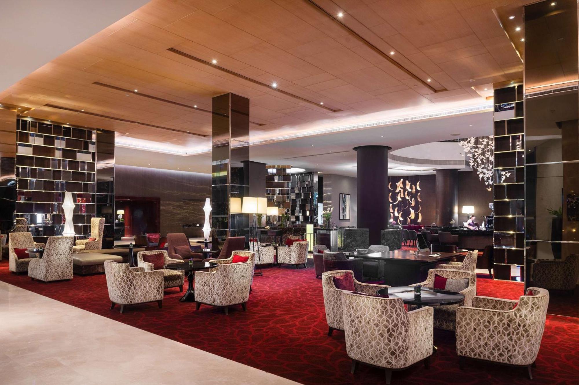 מלון Radisson Blu Plaza 5*